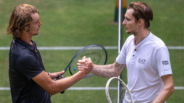 Alexander Zverev und Alexander Bublik 2023 in HalleWestfalen