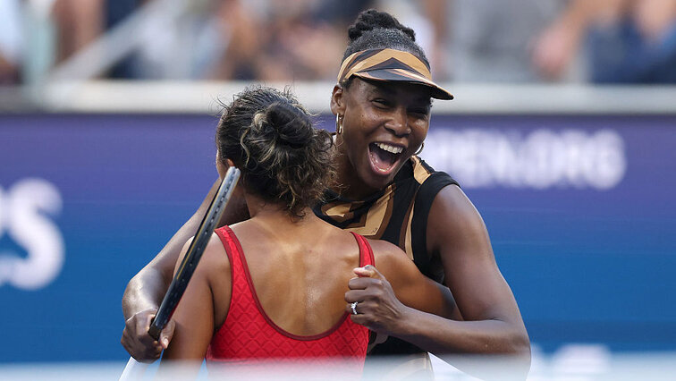 Leylah Fernandez und Venus Williams schieben einen Lauf