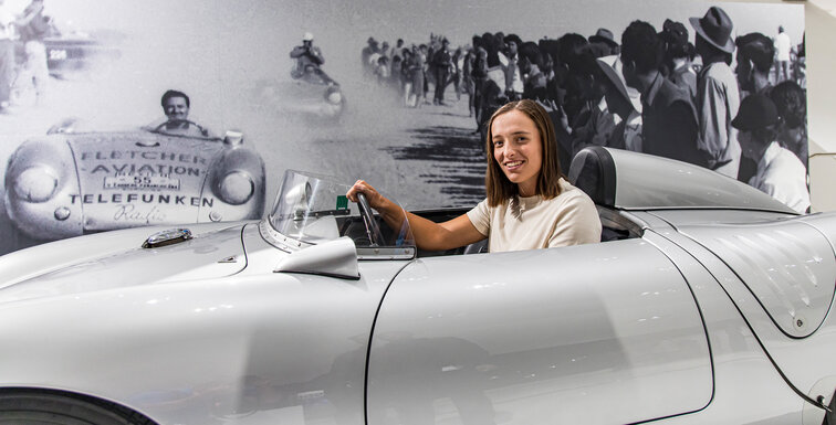 Iga Swiatek steht ein Porsche grundsätzlich gut! Iga Swiatek steht ein Porsche grundsätzlich gut!