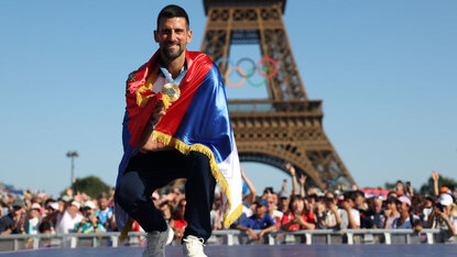 Novak Djokovic mit dem Objekt der Begierde in Paris 2024 Novak Djokovic mit dem Objekt der Begierde in Paris 2024
