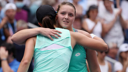 Jule Niemeier und Iga Swiatek nach ihrem Match am Labour Day Jule Niemeier und Iga Swiatek nach ihrem Match am Labour Day