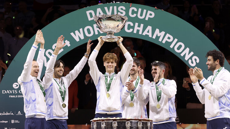 Jannik Sinner umgeben vom italienischen Team bei der Davis Cup Siegerehrung Jannik Sinner umgeben vom italienischen Team bei der Davis Cup Siegerehrung
