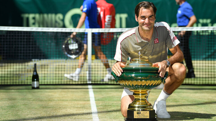 Roger Federer mit dem Siegerpokal in HalleWestfalen 2019