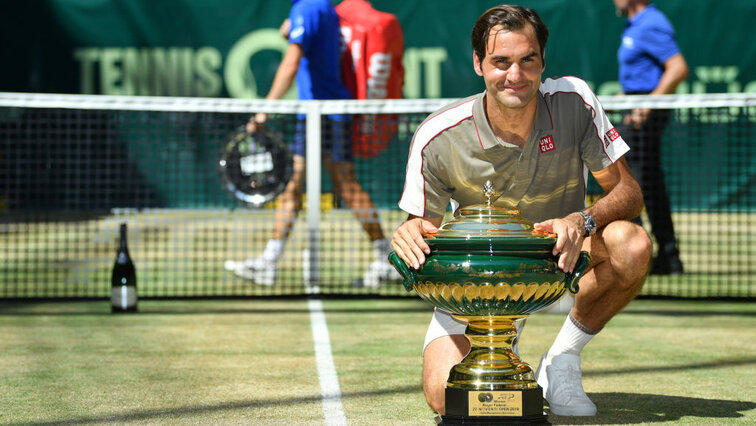 Roger Federer mit dem Siegerpokal in HalleWestfalen 2019 Roger Federer mit dem Siegerpokal in HalleWestfalen 2019