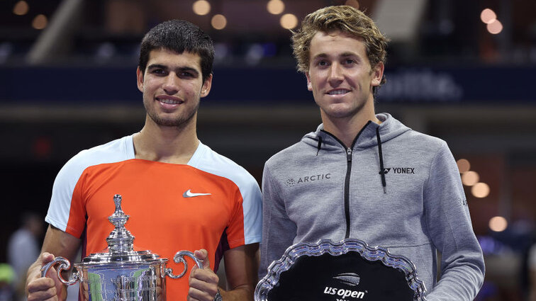 Das Siegerbild von 2022: Champion Carlos Alcaraz mit Finalist Casper Ruud Das Siegerbild von 2022: Champion Carlos Alcaraz mit Finalist Casper Ruud