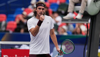 Im Duell der einhändigen Rückhand-Spieler sicherte sich Stefanos Tsitsipas in Almaty den Auftakt-Erfolg gegen Aleksandar Kovacevic. Getty Images