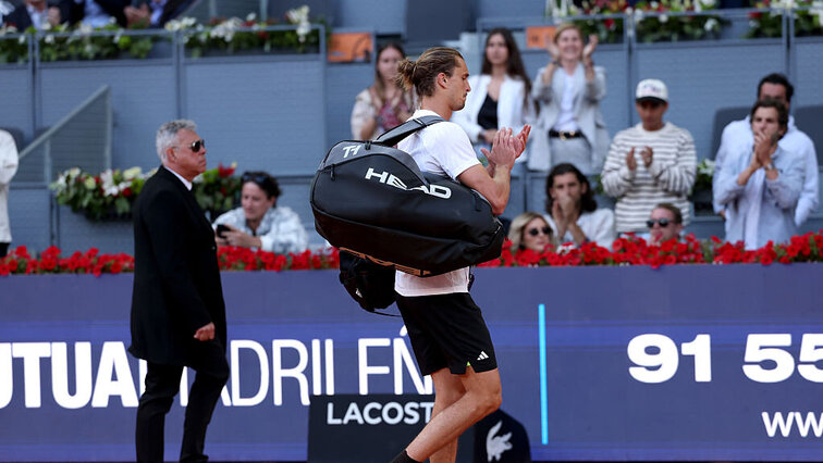 Alexander Zverev bei seinem letzten Gang vom Center Court in Madrid. In Rom soll dieser nach dem Endspiel erfolgen. Alexander Zverev bei seinem letzten Gang vom Center Court in Madrid. In Rom soll dieser nach dem Endspiel erfolgen.