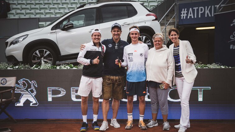 2019 durfte Turnierdirektor Alex Antonitsch Manuel Kreidl aus Schwaz (Bildmitte) zum Gewinn eine PEUGEOT gratulieren