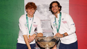 Jannik Sinner und Lorenzo Musetti mit dem Davis Cup 2023