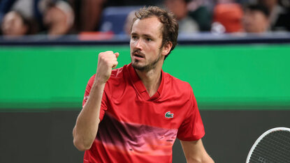 Daniil Medvedev hat als erster Spieler das Achtelfinale in Shanghai erreicht Daniil Medvedev hat als erster Spieler das Achtelfinale in Shanghai erreicht