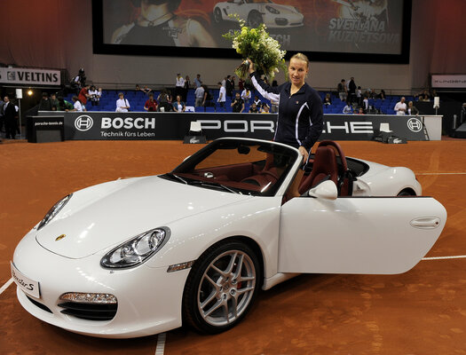 Und wieder eine Premiere: Svetlana Kuznetsova gewinnt die Erst-Auflage auf Sand im Frühjahr 2009. Und erhält das erste 7-Gang-Modell, einen Porsche Boxster S! Svetlana Kuznetsova