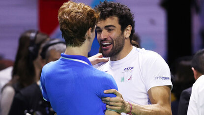 Matteo Berrettini gratuliert Jannik Sinner am Samstag Matteo Berrettini gratuliert Jannik Sinner am Samstag