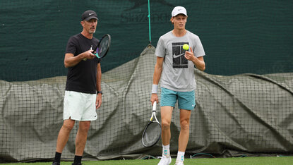 Jannik Sinner mit Coach Darren Cahill in Wimbledon 2023 Jannik Sinner mit Coach Darren Cahill in Wimbledon 2023
