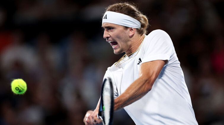 Mit einer konsequenten Leistung gegen Stefanos Tsitsipas gleicht Alexander Zverev für Deutschland aus. Mit einer konsequenten Leistung gegen Stefanos Tsitsipas gleicht Alexander Zverev für Deutschland aus.