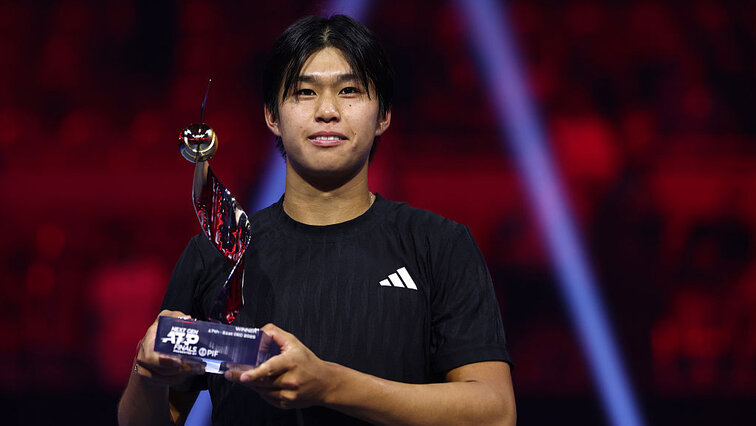 Learner Tien mit dem Siegerpokal in Jeddah