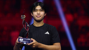 Learner Tien mit dem Siegerpokal in Jeddah