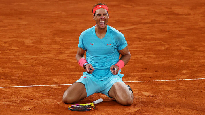 Grand Slam winner outfit 3: Rafa in unobtrusive signal colors from Nike in Roland Garros.