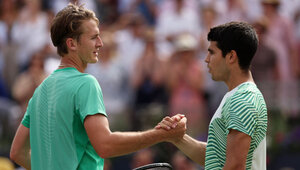 Sebastian Korda (li.) und Carlos Alcaraz spielen um den Einzug in das Achtelfinale.