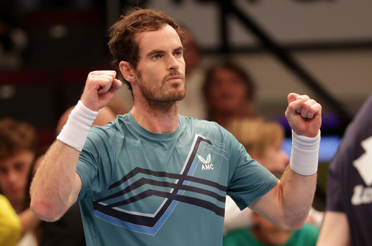 Andy Murray schlug Jannik Sinner in zwei Sätzen Andy Murray beat Jannik Sinner in two sets