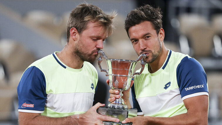 Fast schon ein gewohntes Bild: Kevin Krawietz und Andreas Mies mit dem Siegerpokla in Roland Garros Almost a familiar picture: Kevin Krawietz and Andreas Mies with the winner's trophy in Roland Garros