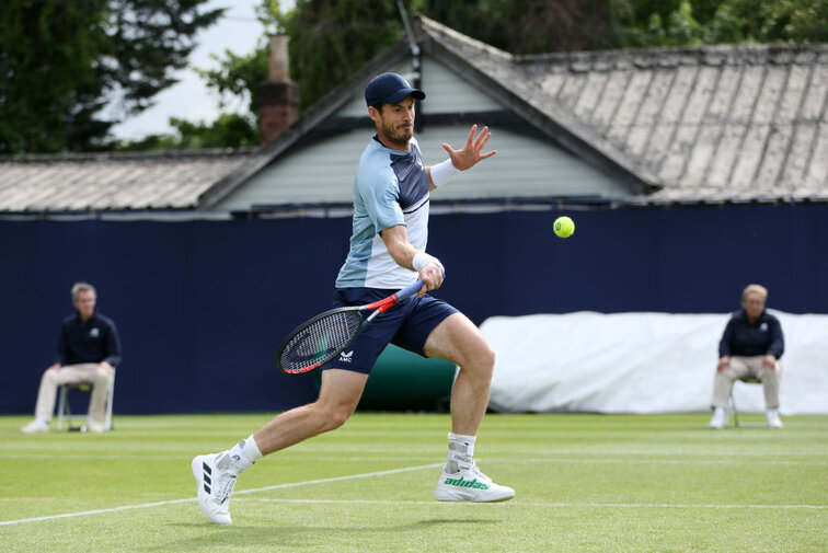 Andy Murray serves for the first time in Stuttgart