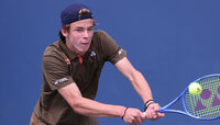 Auch French-Open-Juniors-Champion Niels McDonald schlägt in Hamburg auf