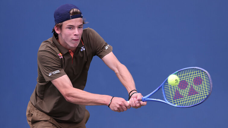 Auch French-Open-Juniors-Champion Niels McDonald schlägt in Hamburg auf