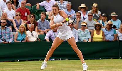Viktoria Asarenka schlägt den Ball zurück zur Gegnerin