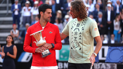 Das Siegerbild des Vorjahres: Novak Djokovic und Stefanos Tsitsipas Das Siegerbild des Vorjahres: Novak Djokovic und Stefanos Tsitsipas