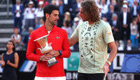 Das Siegerbild des Vorjahres: Novak Djokovic und Stefanos Tsitsipas