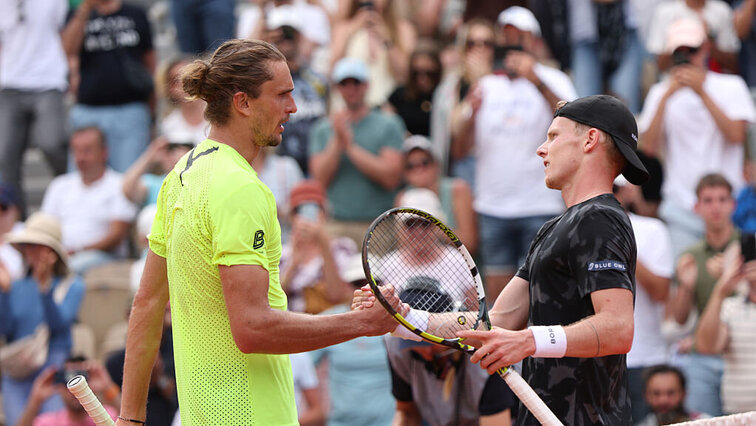Alexander Zverev und Jesper de Jong trafen bereits im letzten Jahr in Paris aufeinander. Alexander Zverev und Jesper de Jong trafen bereits im letzten Jahr in Paris aufeinander.