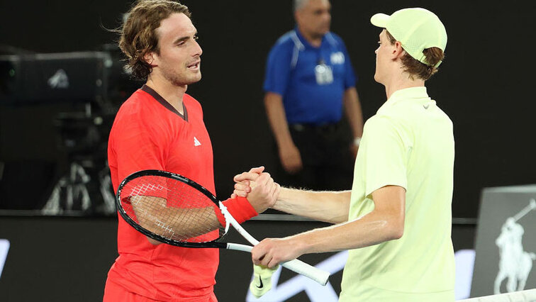 Stefanos Tsitsipas und Jannik Sinner treffen heute beim Six Kings Slam aufeinander Stefanos Tsitsipas und Jannik Sinner treffen heute beim Six Kings Slam aufeinander
