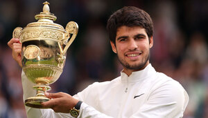 Nach seinem Triumph in Wimbledon führt Carlos Alcaraz auch weiterhin die Weltrangliste an.