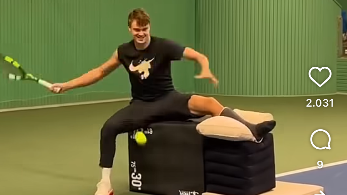 Holger-Rune-wie-weiland-Thomas-Muster-Mit-Gips-auf-dem-Court