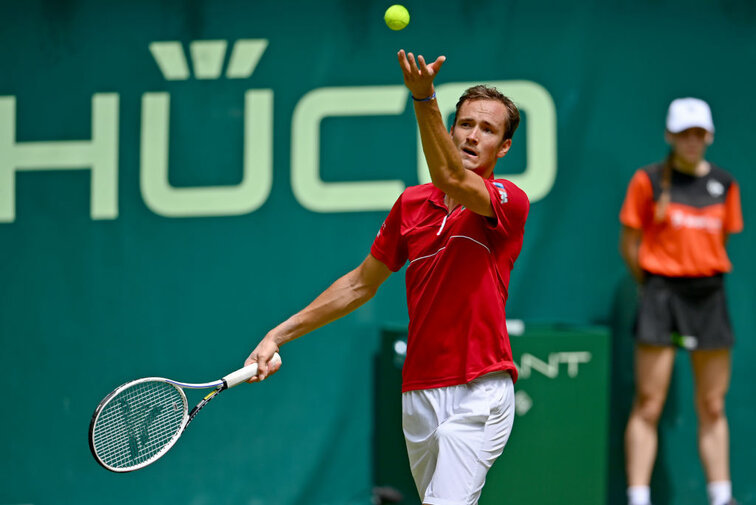 Daniil Medvedev beat Corentin Moutet in straight sets