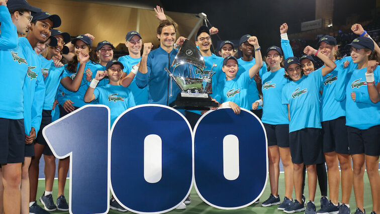 Roger Federer, diesmal mit den Ballkindern aus Dubai