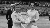 Maureen Connolly mit der Wimbledon-Trophäe