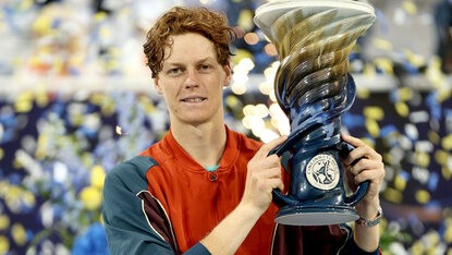 Jannik Sinner mit dem Siegerpokal in Cincinnati Jannik Sinner mit dem Siegerpokal in Cincinnati