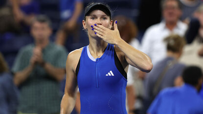 Caroline Wozniacki siegte in ihrem ersten Grand Slam-Match seit den Australian Open 2020 .