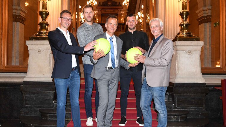 Tournament Director Mirco Westphal, Julian Reister, Christoph Holstein (Council of State of the Free and Hanseatic City of Hamburg), Tobias Kamke and DTB Sports Director Klaus Eberhard.