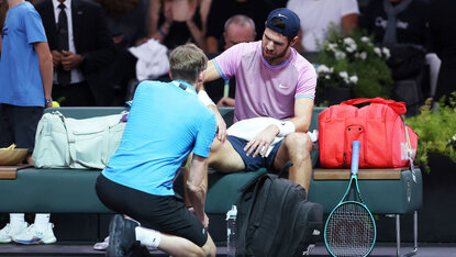 Karen Khachanov in der Endphase des Halbfinales in Paris-Bercy 2024 Karen Khachanov in der Endphase des Halbfinales in Paris-Bercy 2024