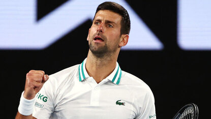 Novak Djokovic Novak Djokovic in gewohnter Pose in Melbourne