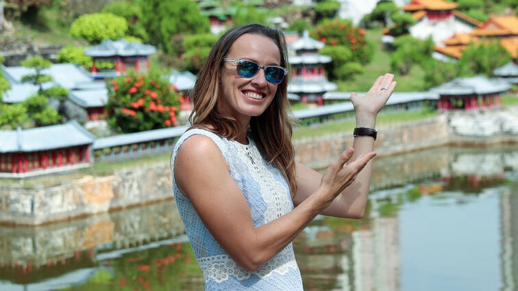 Nein, Martina Hingis möchte uns hier nicht Biel zeigen No, Martina Hingis does not want to show us Biel here