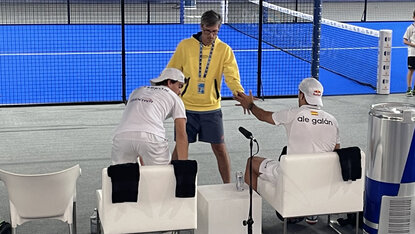 Ja, Coaching ist beim Padel ausdrücklich erlaubt Ja, Coaching ist beim Padel ausdrücklich erlaubt