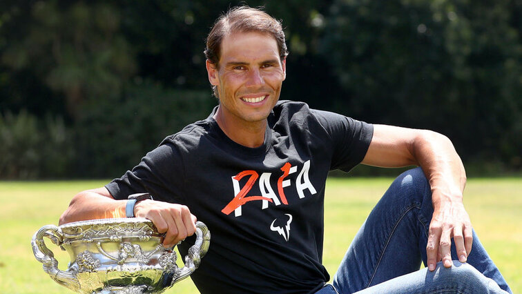 Rafael Nadal mit dem Objekt der Begierde in Melbourne 2021