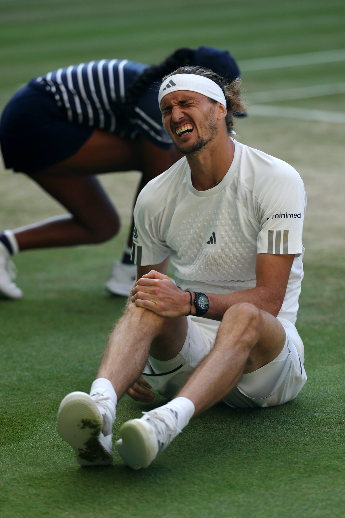 Wimbledon-Sturz-im-Finale-Zverev-berdehnt-Knie
