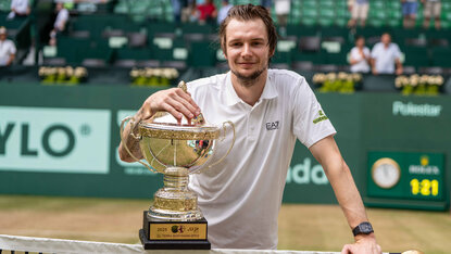 Alexander Bublik mit dem Siegerpokal in HalleWestfalen 2025