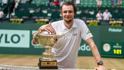 Alexander Bublik mit dem Siegerpokal in HalleWestfalen 2025