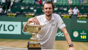 Alexander Bublik mit dem Siegerpokal in HalleWestfalen 2025