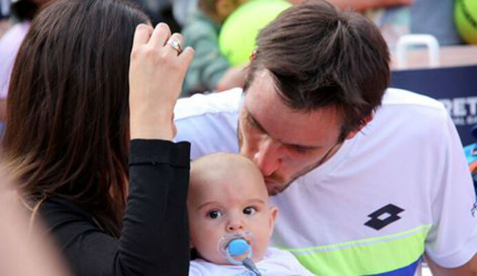 Nach dem Sieg gab es ein Siegerkuss für seinen Sohnemann. Für Mayer ist es der zweite Titel auf der ATP-Tour, den ersten gewann er ebenfalls in Hamburg, im Jahr 2014.